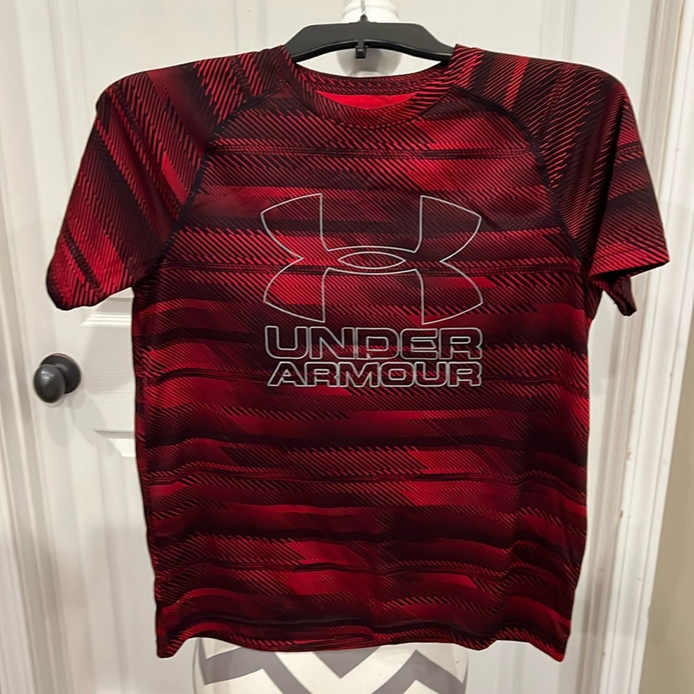 Under armour heat gear tshirt, size YL